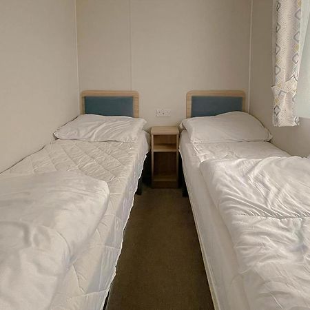 Beautiful 8 Berth Caravan With Decking At Naze Marine Park, Essex Ref 17184P 월턴 온 더 네이즈 외부 사진
