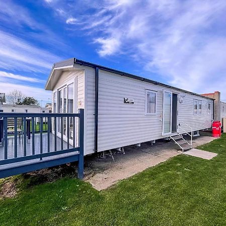 Beautiful 8 Berth Caravan With Decking At Naze Marine Park, Essex Ref 17184P 월턴 온 더 네이즈 외부 사진