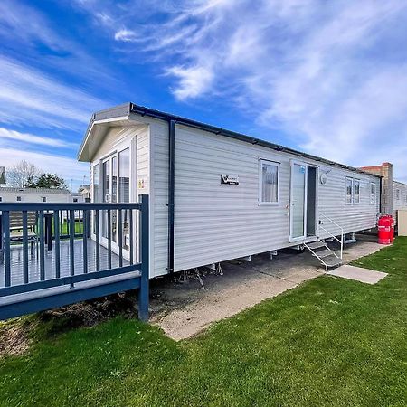 Beautiful 8 Berth Caravan With Decking At Naze Marine Park, Essex Ref 17184P 월턴 온 더 네이즈 외부 사진