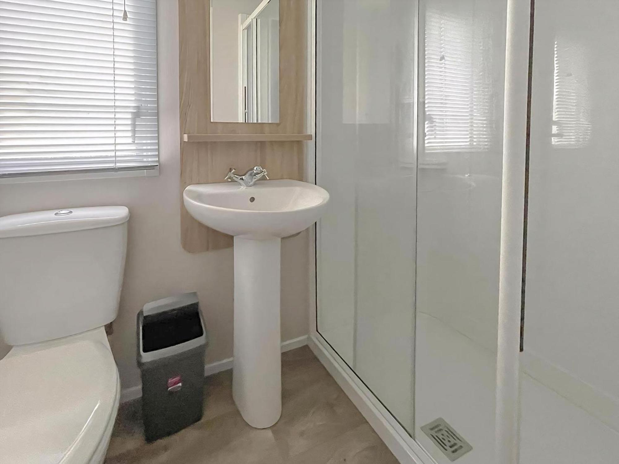 Beautiful 8 Berth Caravan With Decking At Naze Marine Park, Essex Ref 17184P 월턴 온 더 네이즈 외부 사진
