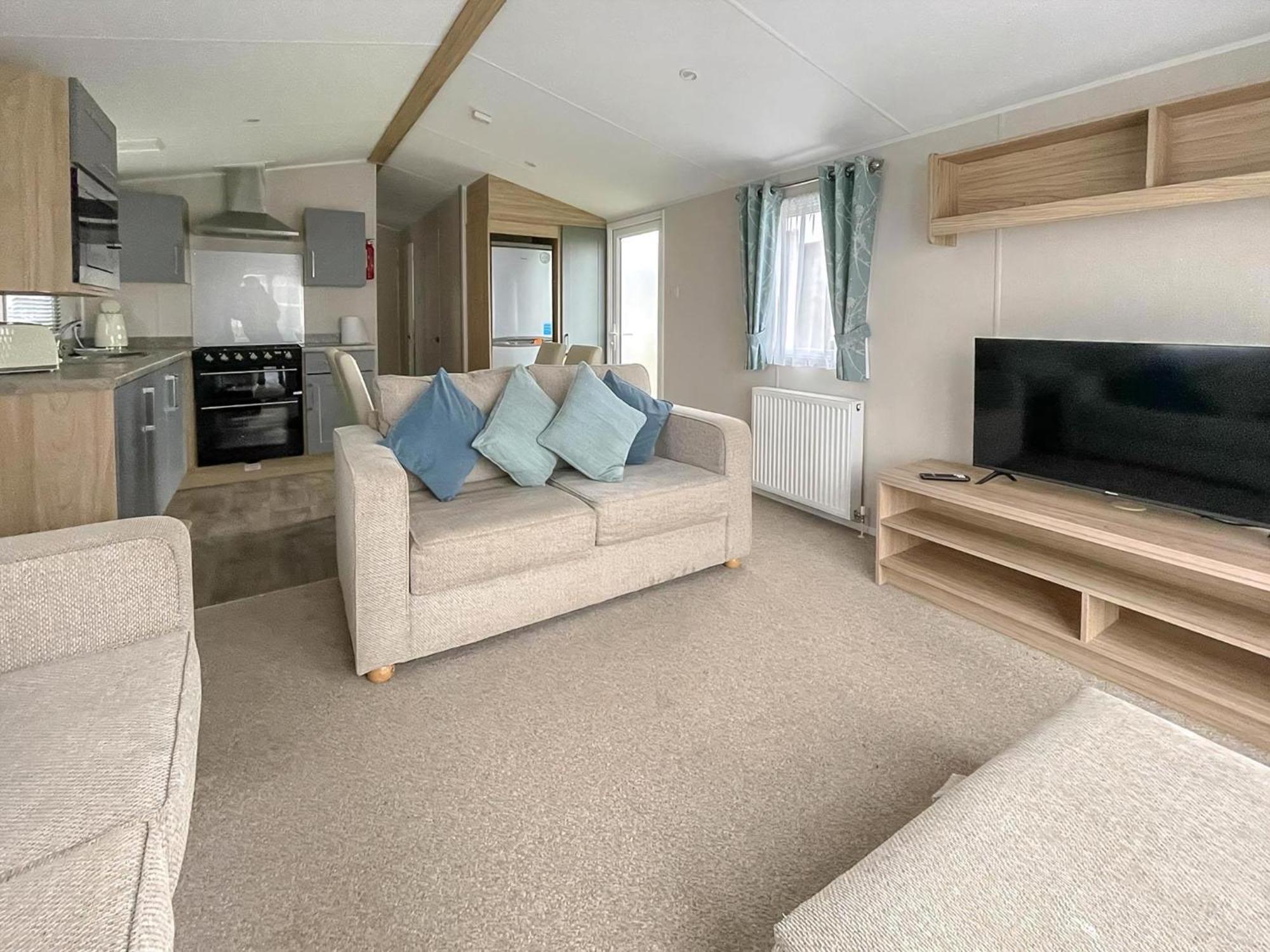 Beautiful 8 Berth Caravan With Decking At Naze Marine Park, Essex Ref 17184P 월턴 온 더 네이즈 외부 사진