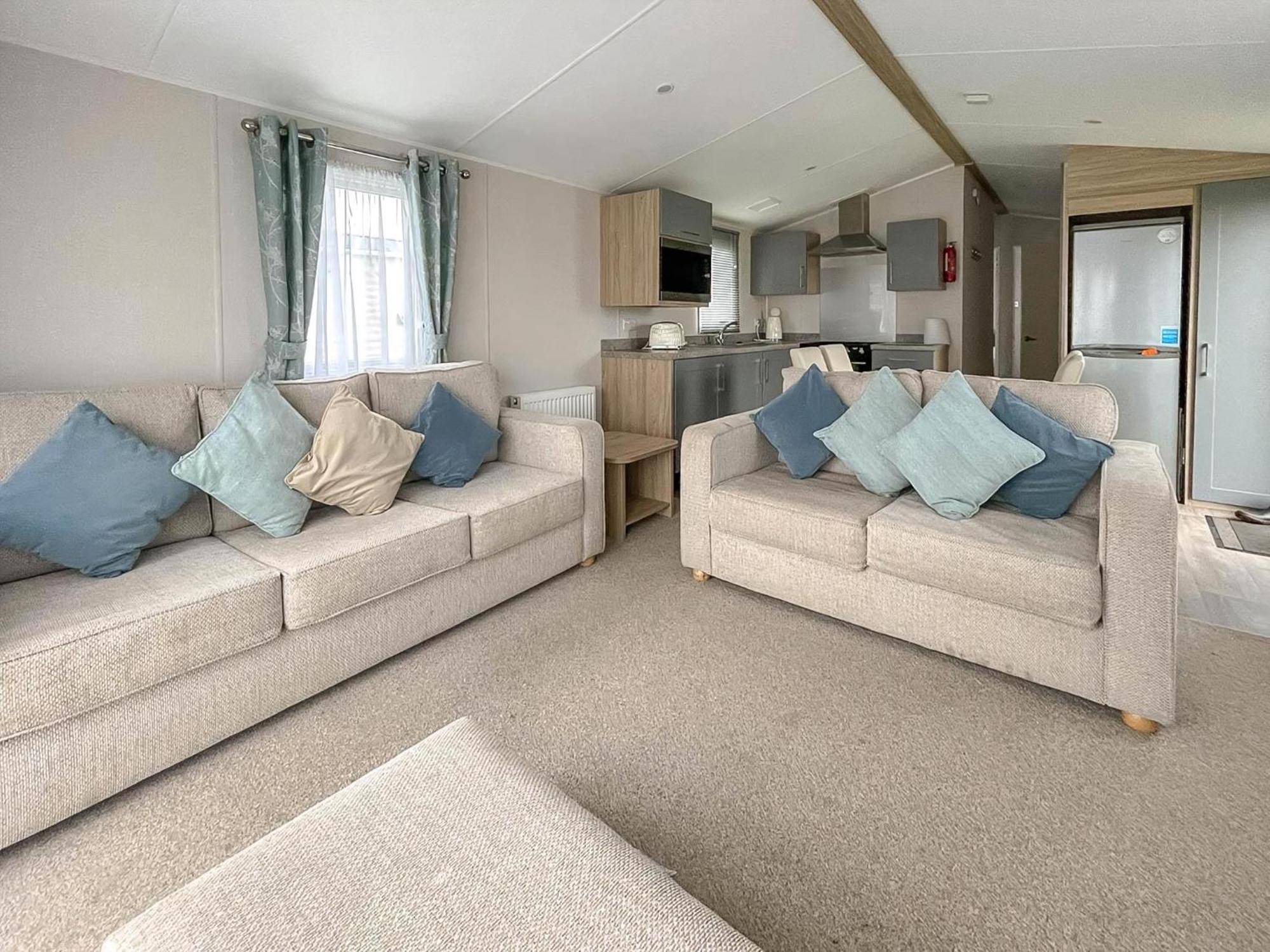 Beautiful 8 Berth Caravan With Decking At Naze Marine Park, Essex Ref 17184P 월턴 온 더 네이즈 외부 사진