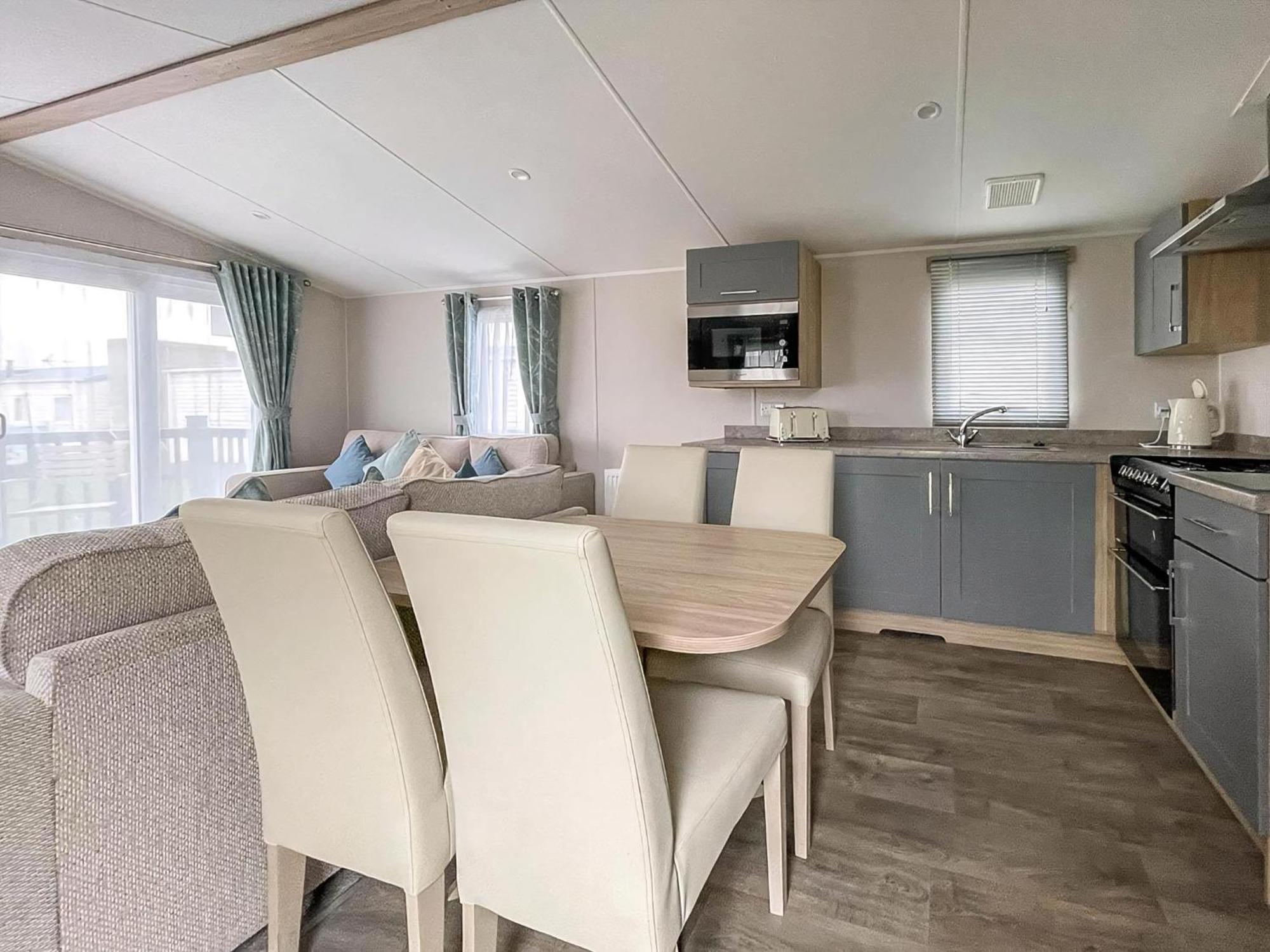 Beautiful 8 Berth Caravan With Decking At Naze Marine Park, Essex Ref 17184P 월턴 온 더 네이즈 외부 사진