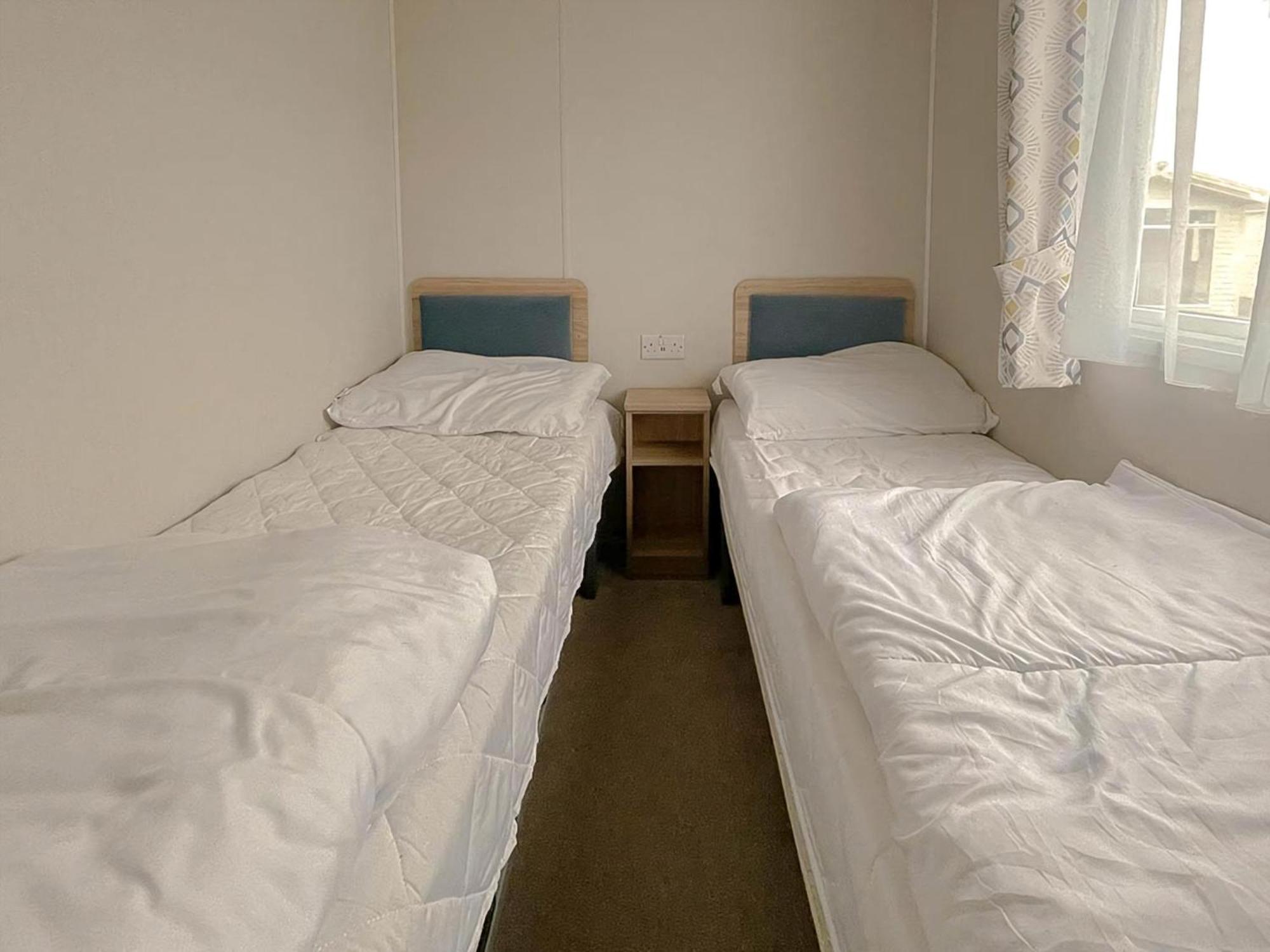 Beautiful 8 Berth Caravan With Decking At Naze Marine Park, Essex Ref 17184P 월턴 온 더 네이즈 외부 사진