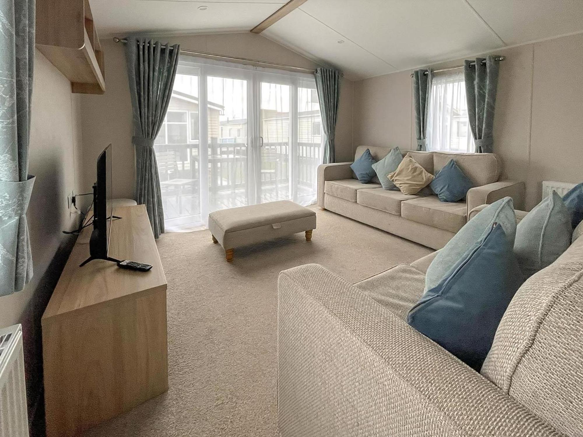 Beautiful 8 Berth Caravan With Decking At Naze Marine Park, Essex Ref 17184P 월턴 온 더 네이즈 외부 사진